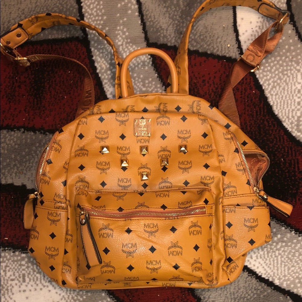 💋 Tan Backpack with Gold Accents🥰 This bag is sooo AWESOME - Picture 4 of 16